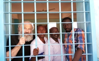 Prisioneiros cristãos em Cartum. O missionário theco Petr Jasek (à esquerda) já foi libertado em fevereiro, mas seus colegas continuam presos. (Foto: Missão Portas Abertas)