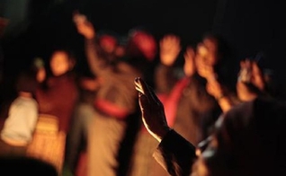 Sacerdote maia faz oração para o Sol em torno de uma fogueira em Alta Verapaz, na Guatemala. (Foto: Reuters/Jorge Dan Lopez)