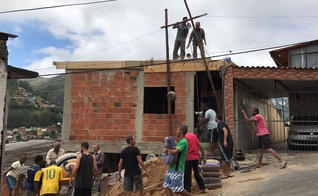 Os voluntários aproveitaram uma parte vazia do terreno onde a família mora. (Foto: ASN).