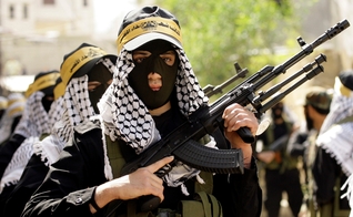 Terroristas do Fatah se apresentam em desfile. (Foto: OS News)