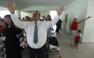 Cristãos durante um culto de oração em uma igreja evangélica em Leon, no México. (Foto: Reuters)