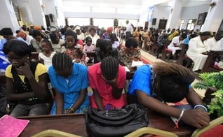 Cristãos sudaneses participam de culto. (Foto: REUTERS/MOHAMED NURELDIN ABDALLAH)