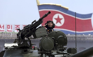 Soldado da Coreia do Norte dentro de tanque de guerra. (Foto: AP Photo/ Wong Maye-E)