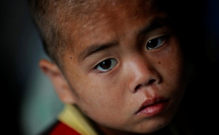 Criança norte-coreana em orfanato atingido por enchentes e tufões em Hwanghae Sul, em 2011. (Foto: Damir Sagolj/Reuters)