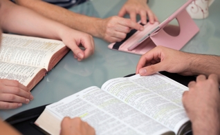 Após ter sua leitura interrompida, Mark educadamente explicou que havia chegado cedo para a aula, para que pudesse ler a sua Bíblia. (Foto: Reprodução).