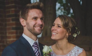 Caleb (esquerda) e Tami Acree (direita), no dia de seu casamento. (Foto: FaitHit)