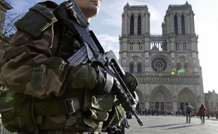 Soldado francês armado em frente à catedral de Notre Dame em Paris, na França. (Foto: Reuters/Philippe Wojazer)