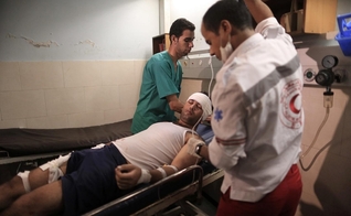 Paramédicos trabalhando em turnos de 24 horas na região de Gaza. (Foto: Wissam Nassar/Al Jazeera)