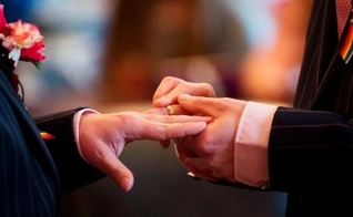 Homens trocam alianças em cerimônia de casamento gay, (Foto: Justificando)