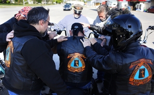 Grupo de motociclistas cristãos durante oração. (Foto: Christian Motorcyclists Association)