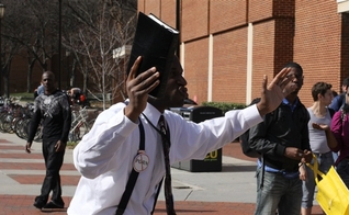 Chike está arquivando um processo contra a faculdade com o apoio da Aliança em Defesa da Liberdade. (Foto: Reprodução).