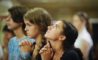 Jovens durante reunião na igreja, em Madri, capital da Espanha. (Foto: AFP)