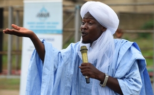 Líder muçulmano Soliu Kewugbemi em mensagem na Sociedade Nasrul-lahi-li Fathi. (Foto: AFP/Pius Utomi Ekpei)