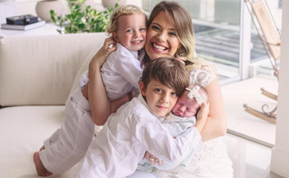Mariana posa junto com os filhos de Tito, 6 anos, Davi, 2 anos e Bella, de poucos meses. (Foto: Erika Muniz)