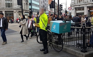 Um motorista decidiu fazer uma pausa no centro de Londres para pregar. (Foto: Mercury Press & Media)