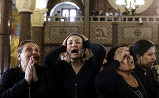 Cristãos coptas choram a morte de parentes e amigos após ataques do Estado Islâmico. (Foto: Reuters)