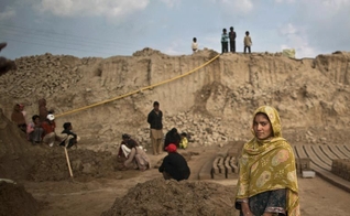 Navila Shirali, de 17 anos, posa para uma foto em seu local de trabalho, no Paquistão. (Foto: Arquivo/AP)