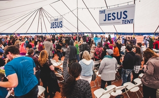 O evento contou com 80 horas de oração, sem qualquer interrupção. (Foto: Reprodução).