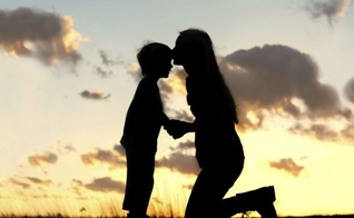 Mãe e filho. (Foto: BBC)
