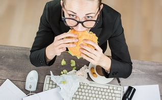 Maioria das pessoas têm dificuldades em se alimentar bem na rotina agitada. (Foto: Reprodução)