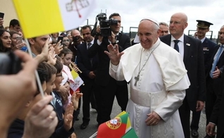 Papa Francisco durante visita a Portugal. (Foto: NY Daily News)