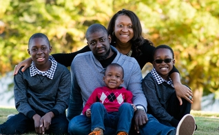 Pastor Lamar Hardwick, esposa e filhos. (Foto: New Community Church)