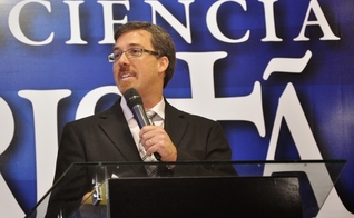 Heber afirma que muitos jovens cristãos estão pensando como o mundo. (Foto: Reprodução).