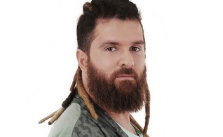 Seo faz uso do rastafári e usa barba grande. Ele afirma já foi alvo de preconceito por causa disso. (Foto: Divulgação).