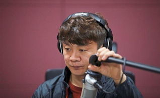 O missionário Kim Chung-seong também é radialista e distribui arquivos de áudio com mensagens evangelísticas para os norte-coreanos. (Foto: Reuters)