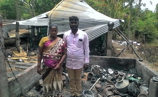 Pastor John Muller e sua esposa perderam casa e igreja após incêndio. (Foto: Morning Star News)