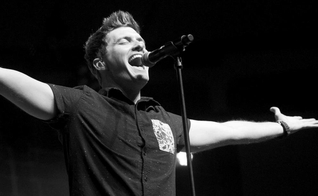 O cantor iniciou sua carreira com a banda Stellar Kart. (Foto: Reprodução).