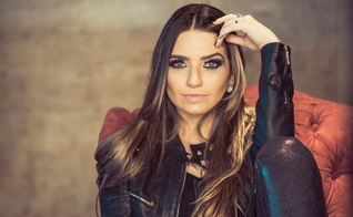 O vídeo mostra de modo subjetivo, ao apresentar a cantora treinando boxe, que as pessoas precisam se preparar para a luta da vida. (Foto: Divulgação).