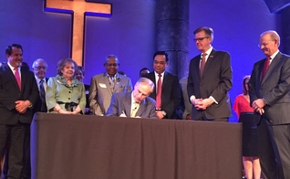 Governador Greg Abbott assina nova "Lei de Defesa dos Sermões" ao lado de pastores, no Texas. (Foto: Twitter)
