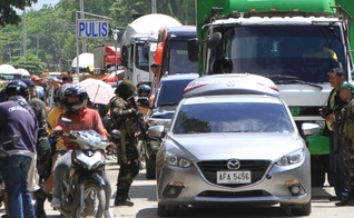 Soldados em posto de controle após o cerco de militantes muçulmanos em Marawi, nas Filipinas. (Foto: AP Photo)