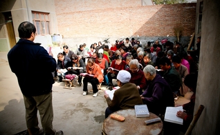 Cristãos se reúnem clandestinamente para estudar a Bíblia na Coreia do Norte. (Foto: World Help)
