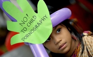 Crianças participam de protesto contra a pornografia infantil. (Foto: vietditru.org)
