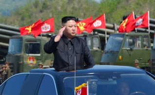 Kim Jong-un, líder da Coreia do Norte, durante exercício militar em seu país. (Foto: KCNA/Reuters)