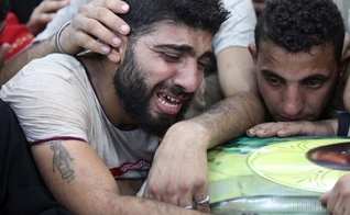 Cristãos coptas choram a morte de seus parentes em ataques terroristas. (Foto: ABC)