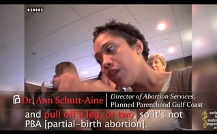Funcionária da Planned Parenthood explica como desmembra um bebê durante o aborto. (Imagem: Youtube)
