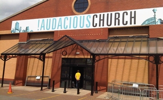 Fachada da "Audacious Church", em Manchester. (Foto: Audacious Church)
