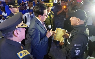 Pelo seu ato, o homem foi reconhecido pela Polícia do Equador durante uma cerimônia de promoção de oficiais. (Foto: Reprodução/Twitter).
