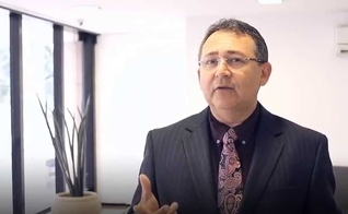 Pastor Sandro Fiuza. (Imagem: Youtube)