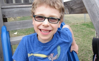 Josiah Cullen começou a falar aos 7 anos, com uma expressão sobre Deus. (Foto: Reprodução/Facebook)