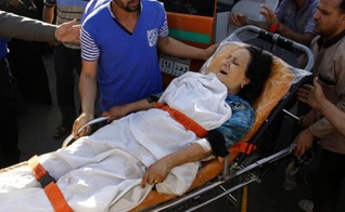 Sobrevivente do ataque do Estado Islâmico a um ônibus cheio de cristãos coptas. (Foto: Deccan Chronicle)