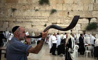 Judeu toca shofar próximo ao Muro das Lamentações. (Foto: Jerusalem Post)