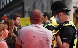 Feridos pelo ataque são atendidos por policial em Londres. (Foto: Reuters)