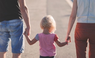 Pais passeam de mãos dadas com filha. (Foto: Pixabay/Pexels)