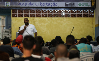 Culto realizado pela Cristolândia para moradores e usuários de crack do centro de São Paulo. (Foto: Zanone Fraissat/Folhapress)
