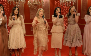 O videoclipe tem direção de Felipe Arcanjo e cenografia da própria Marina de Oliveira. (Foto: Reprodução).