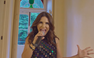 O videoclipe de “Corre” aposta no estilo plano-sequência, como se fosse gravado em um único take. (Foto: Reprodução).